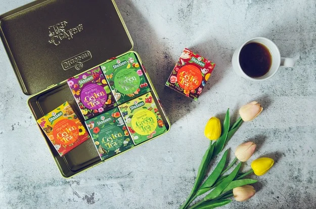 Stassen Yellow dažādu Ceilonas tēju ekskluzīva kolekcija piramīdās, 2g x 10 x 6, metāla skārda