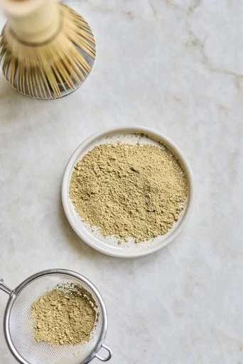 Moya Hojicha Pulveris japāņu beramā grauzdēta zaļā tēja 100g rāvējslēdzēja paka