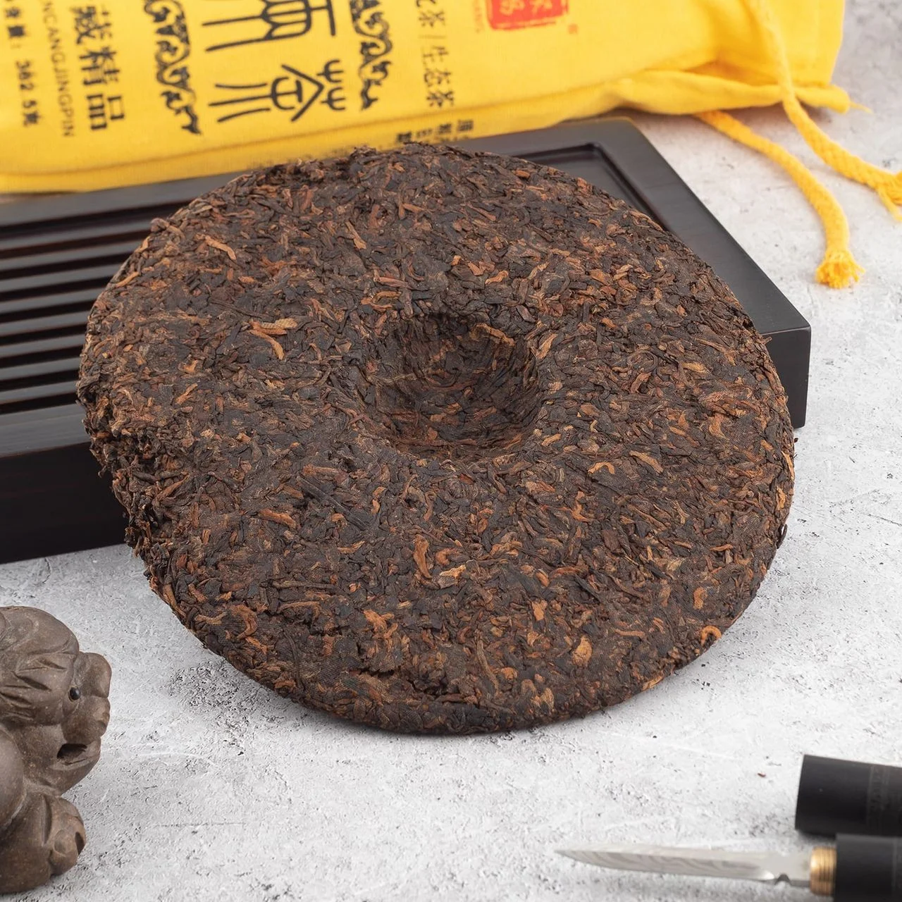 Lao Ban Zhang Shu Puer, 357 g (2015) Nogatavināta pueras tēja T.Ar