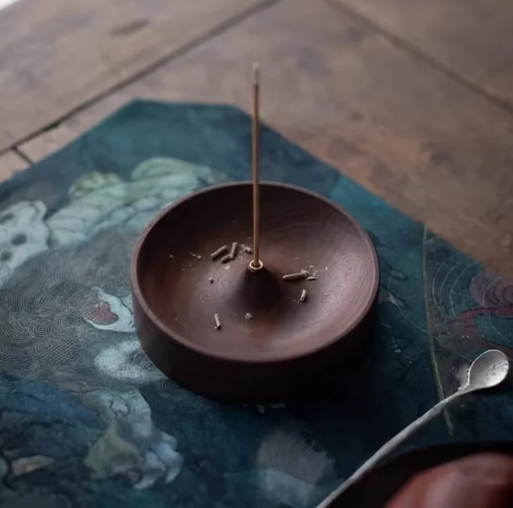 Roku darbs, apaļš vīraka turētājs no masīva melna valrieksta koka