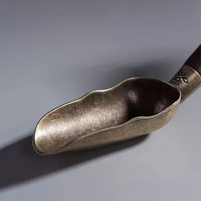 Metāla karote ar sandalkoka rokturi tējai un kafijai