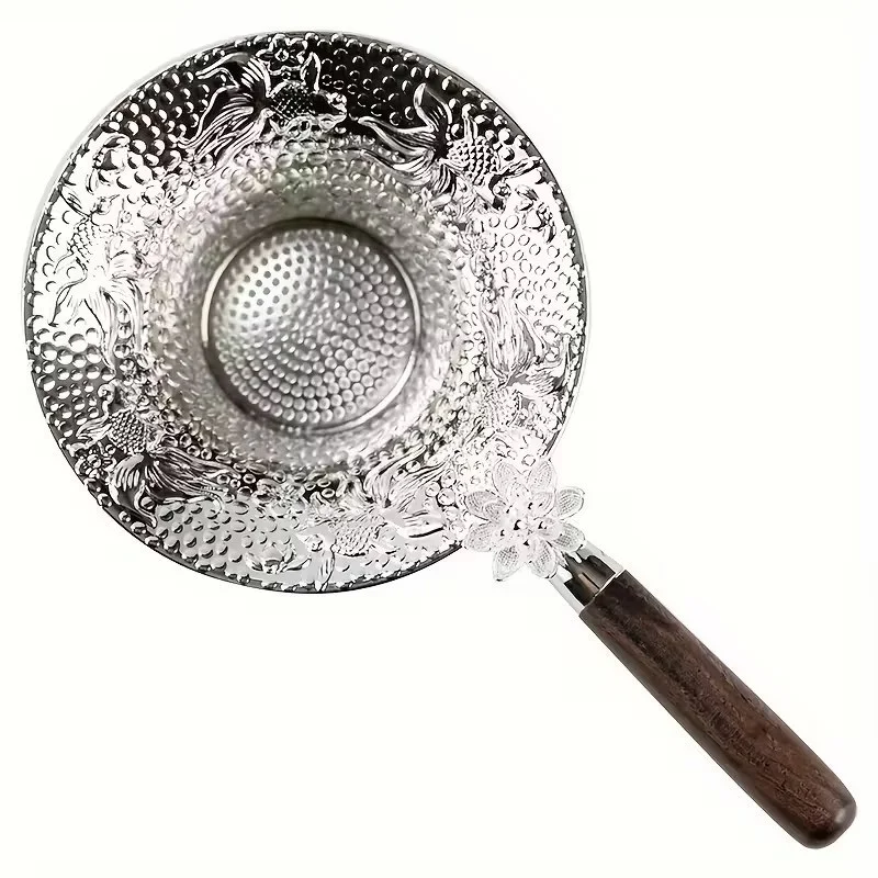 Металлическое ситечко для чая с ручкой, с рисунком лотоса и карпа, серебристого цвета.