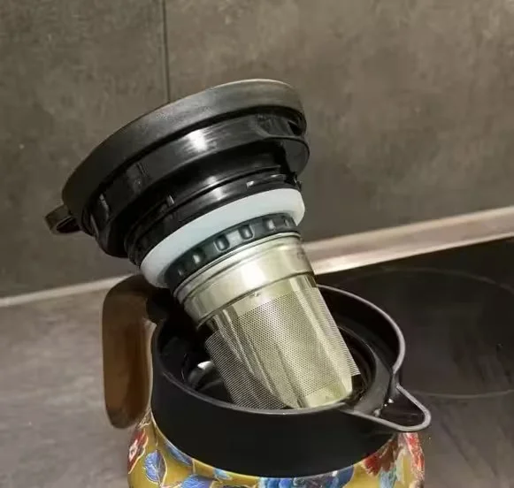 Izolēta nerūsējošā tērauda tējkanna-termoss ar tējas/ūdens atdalīšanas kameru 1000 ml, sarkanie ziedi