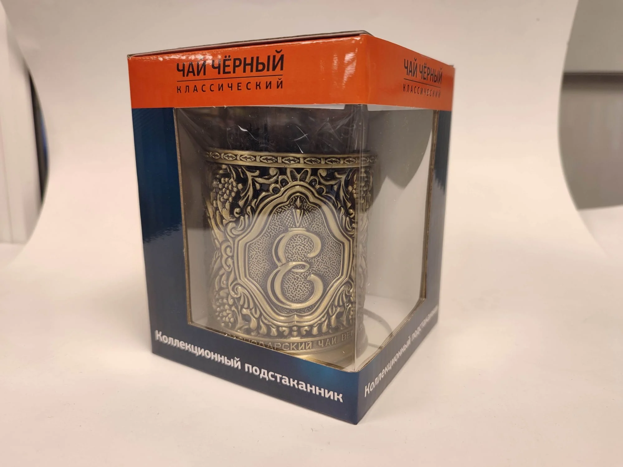 Dāvanu komplekts glāzes paliktnis VEKA ar lapu tēju Krasnodar