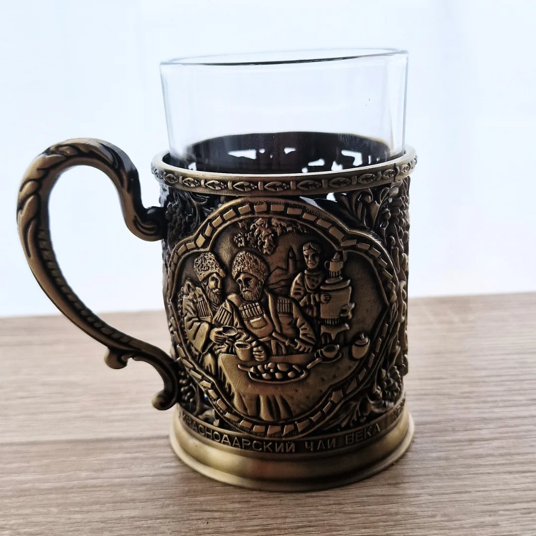 Dāvanu komplekts glāzes paliktnis VEKA ar lapu tēju Krasnodar