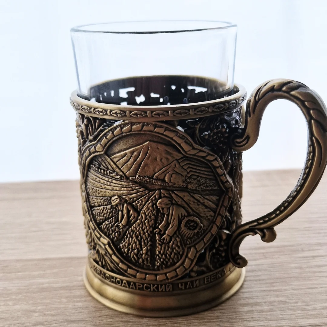 Dāvanu komplekts glāzes paliktnis VEKA ar lapu tēju Krasnodar