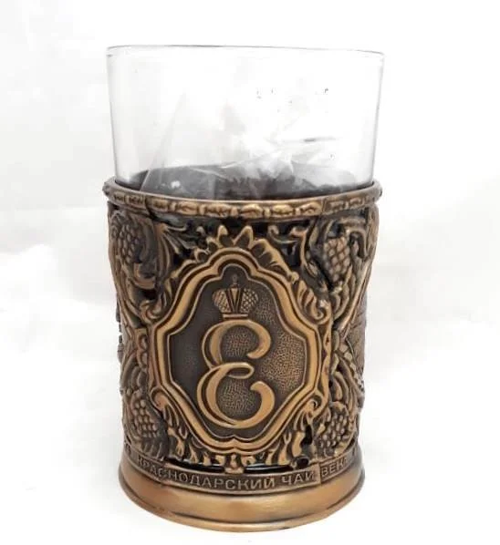 Dāvanu komplekts glāzes paliktnis VEKA ar lapu tēju Krasnodar